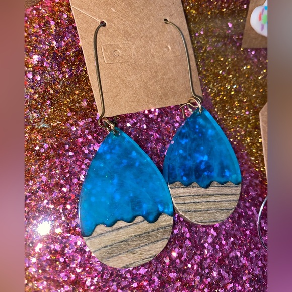 Dangle - Picture 1 of 1